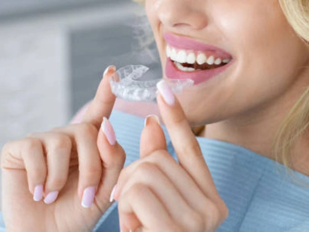 Showing Benefits of Invisalign clear aligners for a confident smile including improved comfort aesthetics and oral hygiene